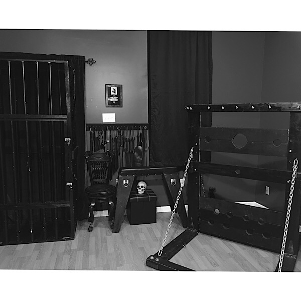 New Orleans Premiere Dominatrix... sessions and dungeon rentals near the Fr...