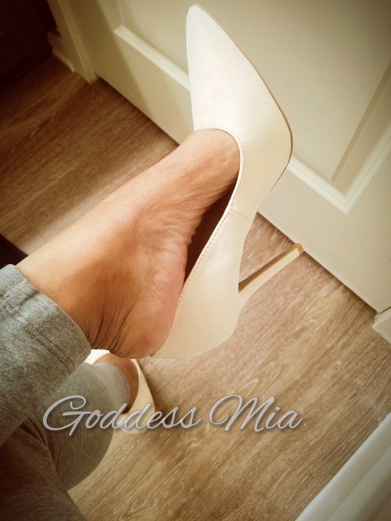 Worship the perfect sensual soles of Goddess Mia | Dickie virgin